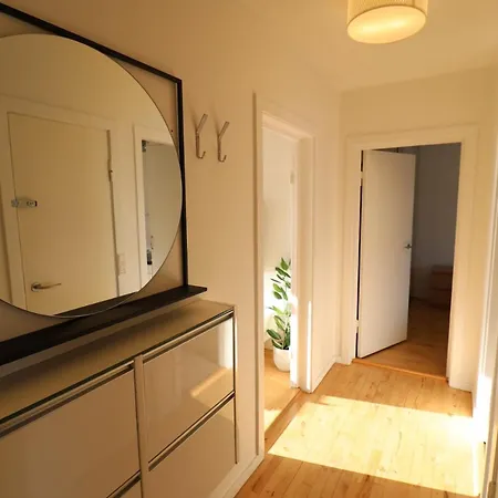 Cosy Near City, Beach, Metro & Airport شقة *