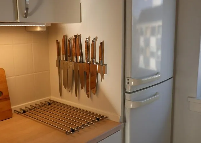 Cosy Near City, Beach, Metro & Airport Apartment *