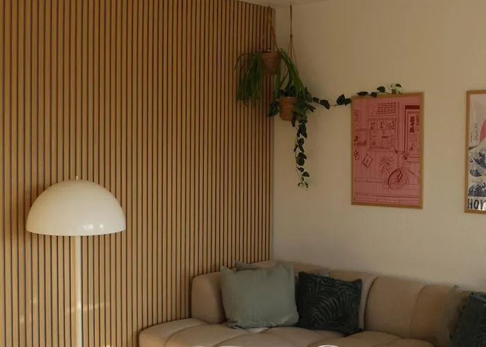 Cosy Near City, Beach, Metro & Airport Apartment *