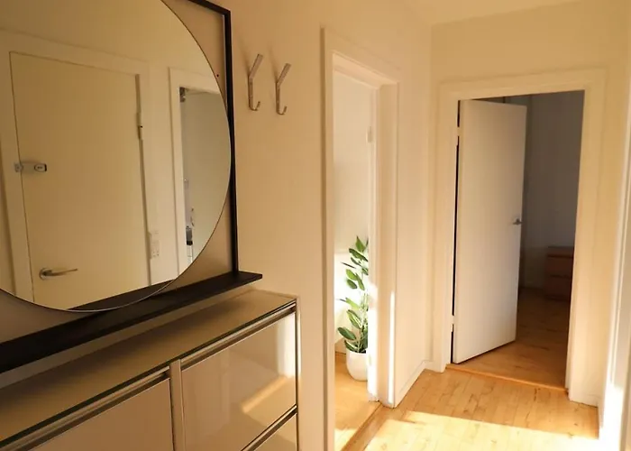 Cosy Near City, Beach, Metro & Airport Apartment *