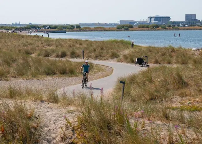 Cosy Near City, Beach, Metro & Airport Apartment *